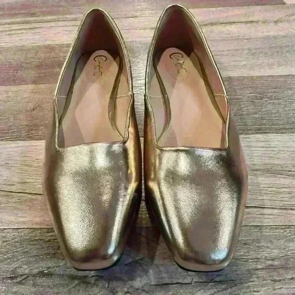 Size 10 Cato Women’s Gold Metallic Loafers - Picture 3 of 5